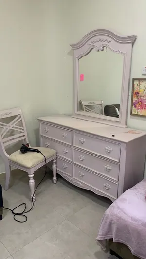 Bedroom dresser (6 drawers) with mirror for sale, in good condition