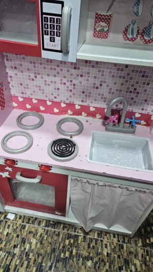 مطبخ اطفال خشب مستعمل بحاله جيده جدا