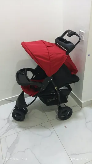 لعربة الأطفال المعروضة في الصورة، وهي من العلامة التجارية First Step: • الهيكل والمتانةمثل First St
