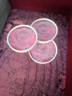 طقم طاولات لون نهدي بحاله ممتازه ومعاه هديه طقم طاولات لون خمري
