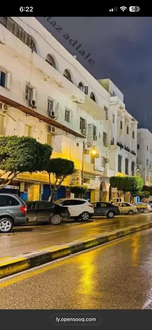 عماره للبيع في عمر المختار ثلاثة شقق ومحلق في الدور الرابع