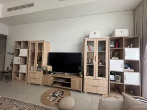 اثاث وحدات تخزين وطاولات للبيع