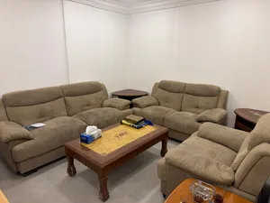 طقم كنب وحوض سمك ومكتب وكرسي