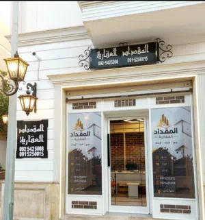 شقة للإيجار بن عاشور بقرب نادي الشباب دور اول بالجراج نظيفة دولاب مطبخ ومكيفات