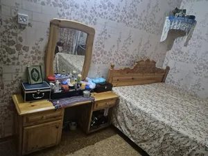سرير وتسريحه للبيع