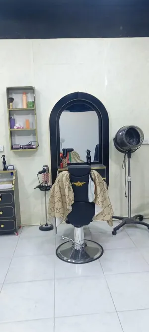 غراض حلاقة للبيع مرايا ومغسلة وغراض اخرى
