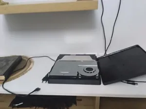 سوني 4 مع صندوقة معاه كل ملحقاتة جديد استعمال 3 اشهر ماشاءالله نظيف جدا مايشكي من شيء معاه يدتين