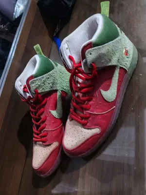 Nike SB dunk high strawberry cough