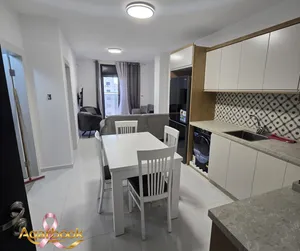 استوديو مفروش مميز سكنة اولى في سطح مرحبا على الشارع مباشرة للايجار