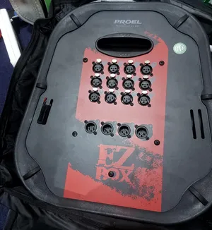 صندوق توصيل المسرح الصوتي المحمول من علامة برويل (Proel EZBOX)، وتحديداً طراز مثل EZBOX1204 أو EZBOX