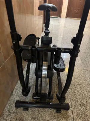 جهاز رياضي منزلي نظيف وحالته ممتازة، مناسب للكارديو وحرق السعرات وتمرين الجسم.