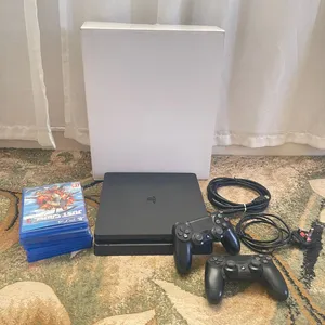 بلايستيشن 4 برو للبيع + جهازين + 5 اشرطة