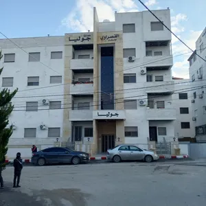 شقه طابق ثاني 3غرف نوم وحمامين غرفة ضيوف مطبخ مع صالون وبرنده