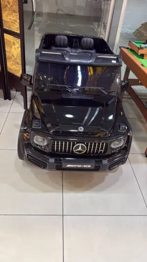 سيارة اطفال حجم كبير شحن كهربا لون اسود 148*84*50مرسيدس ابواب نفتح مع اضاءه متوفر توصيل