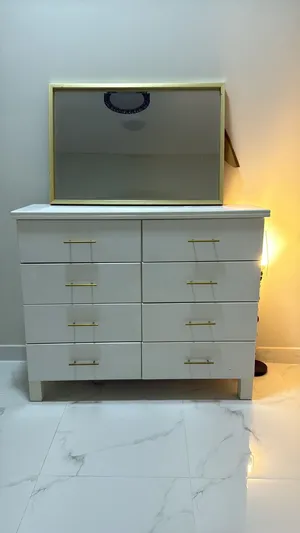 طاولة تسريحه مع المرايه بحاله ممتازه خشب ممتاز