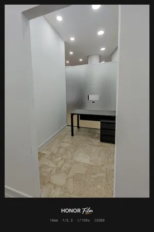 دورين ارصي واول من مبنى تجاري مجهز يكون مكتب صرافة او مصرف او اي شركة خدمية لتواصل فيديو على واتساب