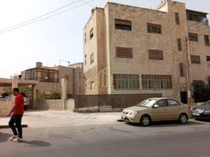 عمارة استثمارية في موقع مميز على شارعين تصلح للإستثمار في أرقى مناطق جبل الحسين / ref 9794
