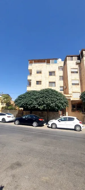 شقة للبيع مع الروف في ارقى مناطق الجندويل بالقرب من مطعم بيت المفتول