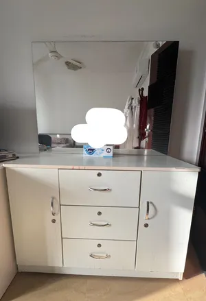 طاولة تسريحة بيضاء
