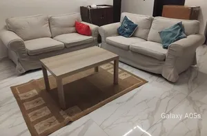 كنب غرقة معيشة عدد 2 مع طاولة صغيرة