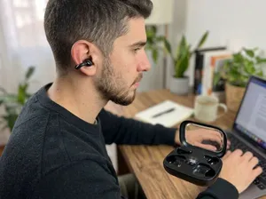طقم سماعات بلوتوث 2 في 1 4 سماعات Q10 Wireless 6.1 In-Ear Ear-Clip شاشة رقمية 8×6×3 سم