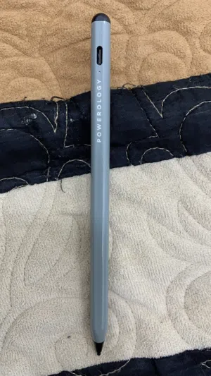 قلم ايباد مستعمل بس نضيف جداً وسلس ب الاستخدام ويطول بل استخدام اذا شحنته شحنه كامله  ومفيد جداً