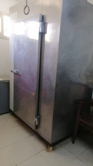 ثلاجه تبريد لحوم لمحلات الجزاره.حاله ممتازه فابريكا استانلس بره وجوه .ماتور فرنساوي حصان ونص