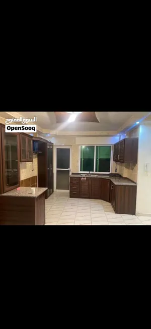 شقة سكنية مميزة للبيع في إربد، مناسبة للسكن أو الاستثمار، بموقع هادئ ومميز وقريبة جدًا من الخدمات