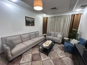 طقم كنب نظيف من أبيات