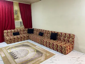 تخم قنفات) زاوية بحالة ممتازة  نظيف وبحالة ممتازة...................................................