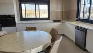 مطبخ ايبوكسي كامل مع شايش كيسار وسفرة و 6 كراسي في حاله ممتازة