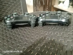 اديني بلاي ستيشن4 للبيع ايد اصليه وايد كوبي الايدين شغالات التنتين لكن الايد الاصليه فيها عطل كب