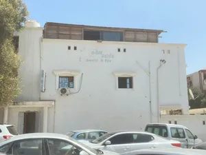 منزل 3 طوابق الايجار بقرب من صيدلية العلمين