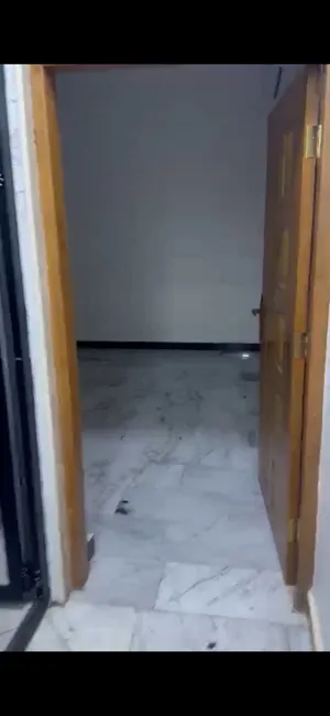 شقه طابق ارضي حي المتنبي قرب مطعم حجي حسين نهايته بمليون و100مجهزه بسبالت كامله وبيه كاونتر