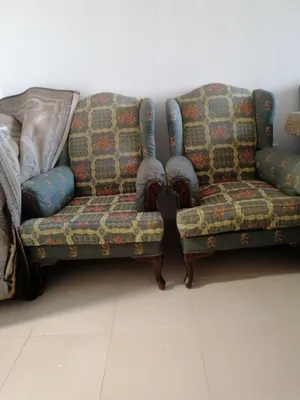 طقمين كنب أخضر وبني مع طربيزات للبيع السعر 120دينار
