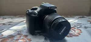 كاميرا Canon 1200D بحالة جديده مع عدسة أصلية + شاحن أصلي + ستاند