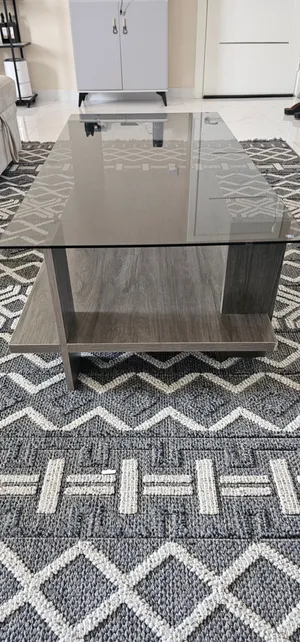 طاولة صالة للبيع، بتصميم أنيق وعصري، مناسبة لغرفة المعيشة أو المجلس.