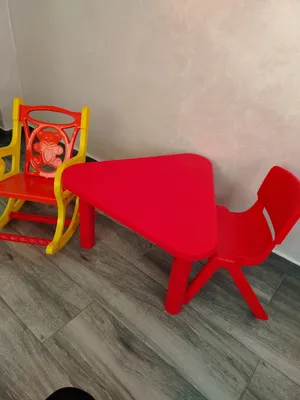 طاوله صغيره وكرسي وكرسي هزاز