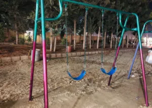 مرجوحة حديد مقعدين تقيلة جديده مع سحسيلة خمس درجات مع دويخةً مع سيسو