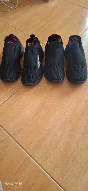 2 Pair of shoes for sale brand new  زوجان من الأحذية للبيع، بحالة جديدة تماماً.
