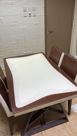 للبيع طاوله طعام لاربع اشخاص مستعمله