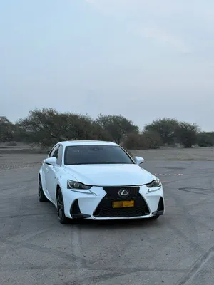 لكزس 300 IS الفئة الرياضية F sport