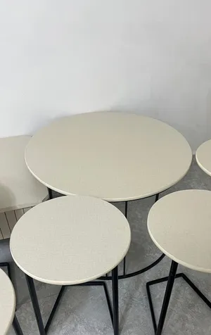طاوله لون بيج