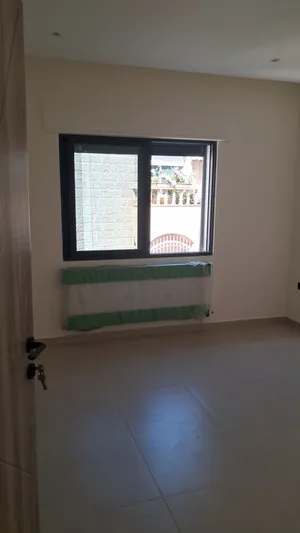 شقة جديدة غير مفروشة واجهة شرقية - ضاحية الرشيد.