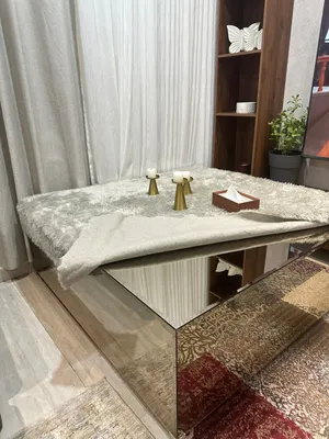 طاولة كبيره من أبيات مع طاولتين تقديم قزاز