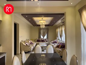 منزل سكني مميز للبيع في موقع استراتيجي بالخوض، يتكوّن من 3 طوابق ويضم 4 غرف نوم، 5 حمامات، غرفة عامل