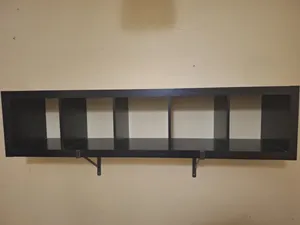 رفوف او قاعدة لتلفزيون