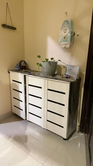 قاعده تلفزيون خشبيه بحاله جيده و مخزن احذيه