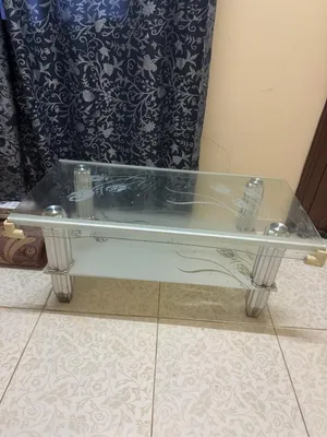 طاولة قهوة زجاجية  – بحالة جيدة