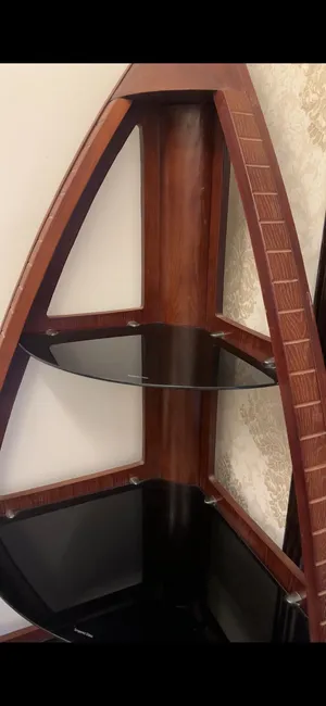 رفوف خشب مع زجاج